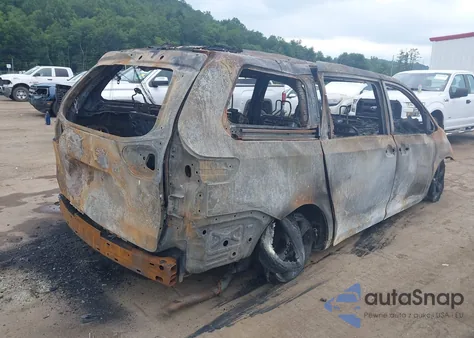 2012 Toyota Sienna Le V6 8 Passenger z USA, uszkodzony, nr VIN 5TDKK3DCXCS256821